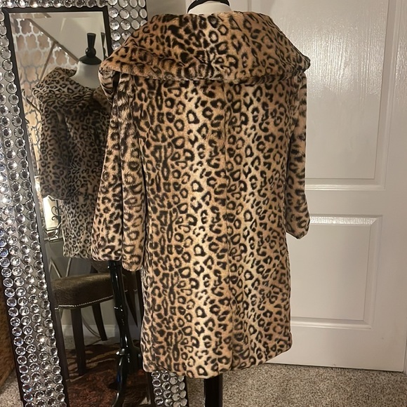 Luxurious Leopard Coat - Picture 3 of 5